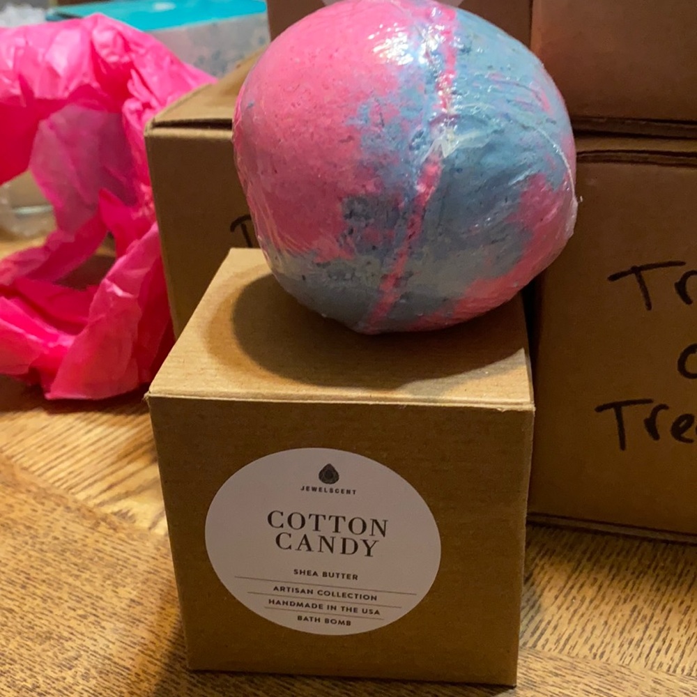 Jewelscent cotton candy bath bomb w/‎ necklace